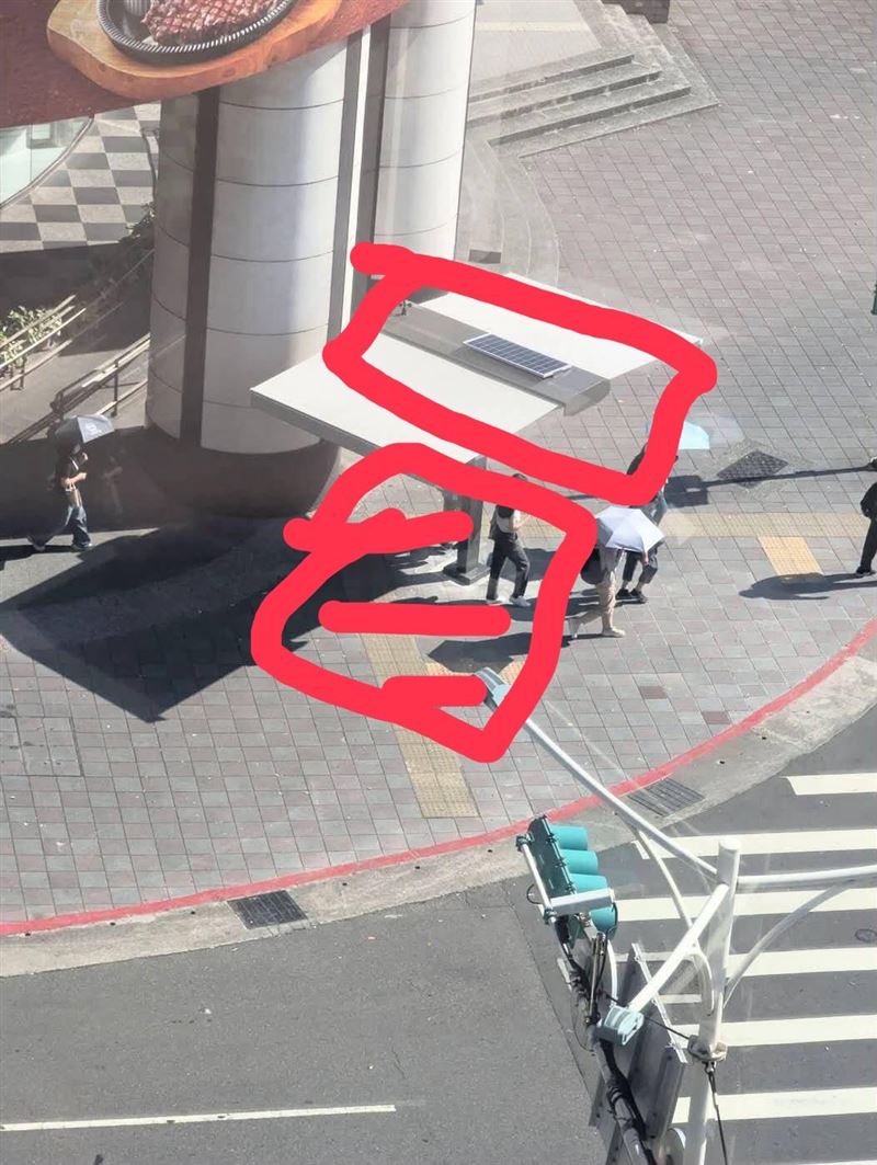 王義川質疑北市遮陽傘設置角度有問題,應該查一下日照方向。(圖/翻攝自Threads @ycwangriver1)