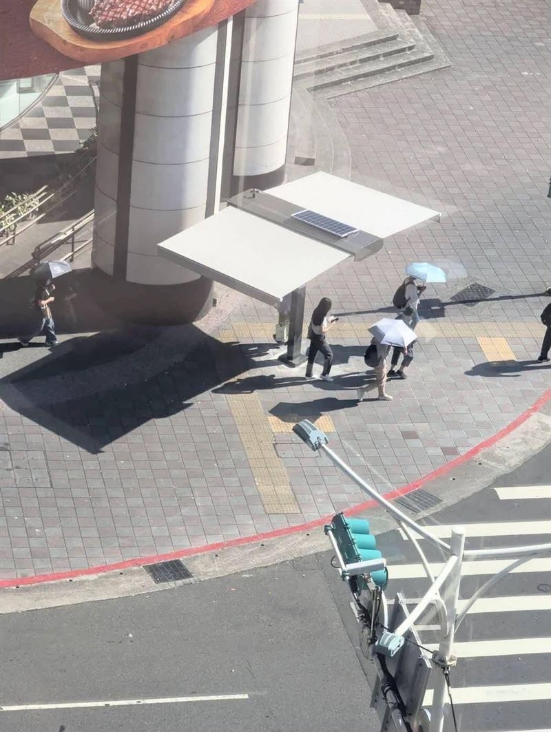 王義川質疑北市遮陽傘設置角度有問題,應該查一下日照方向。(圖/翻攝自Threads @ycwangriver1)