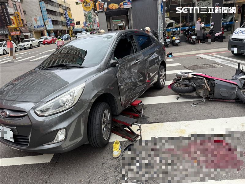 台中發生汽機車碰撞車禍,騎士慘遭捲入車底,血流如注。(圖/翻攝畫面)