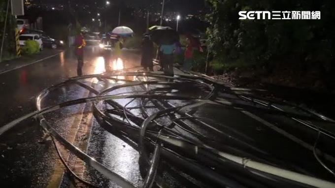 茶園裡的水管甚至被大雨沖到路上