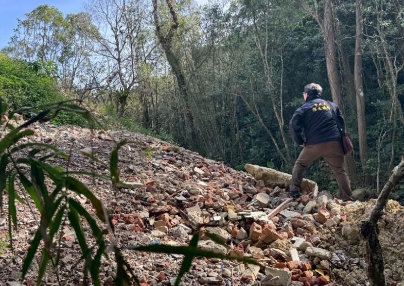 新竹地檢署20日表示,查出蘇姓男子等38人涉嫌組成集團,以整地等名義在竹縣多地非法棄置營建廢棄物,不法利益逾新台幣1億元。(新竹地檢署提供)