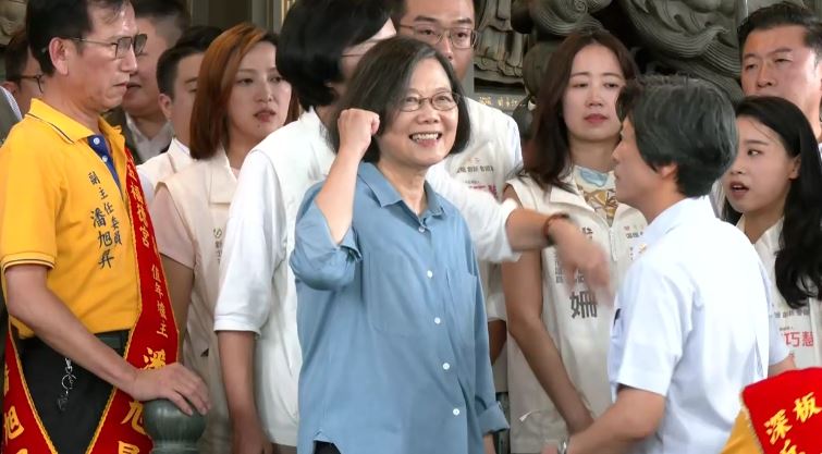當她文昌帝君？小英助陣蘇巧慧　上演這幕