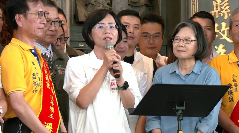 民進黨新北市長參選人蘇巧慧與前總統蔡英文赴板橋深丘福德宮參香(圖/翻攝畫面)