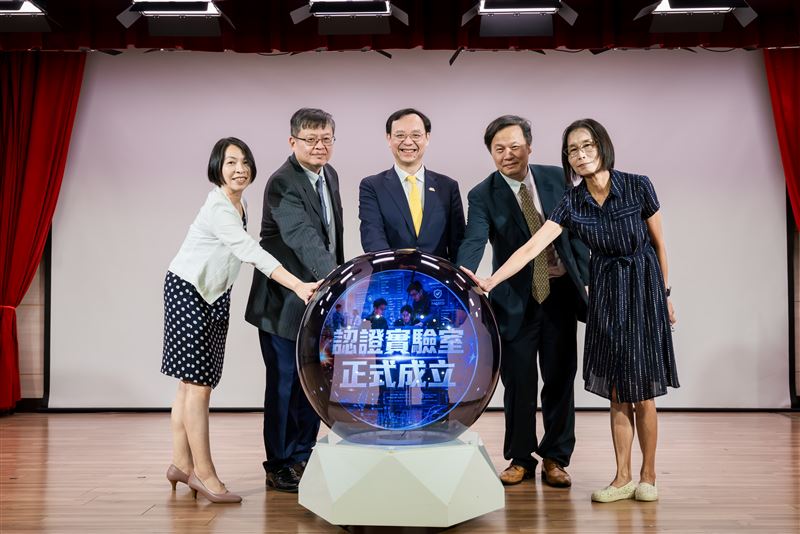 國家數位健康互通性與效能認證實驗室成立大會啟動儀式合照。(圖/衛福部提供)