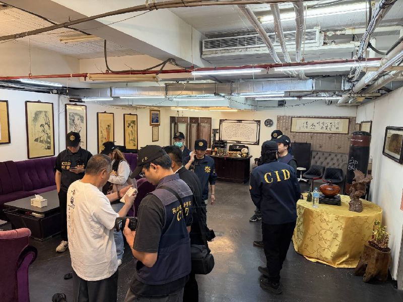 陳姓男子涉嫌組成詐騙集團,並仿效黑幫管理模式,藉高壓紀律與層級分明的犯罪鏈,搜刮不法利益,經檢警偵辦發動拘提搜索,陳男訊後遭檢方聲押獲准、依法提起公訴。(刑事警察局偵查第八大隊提供)