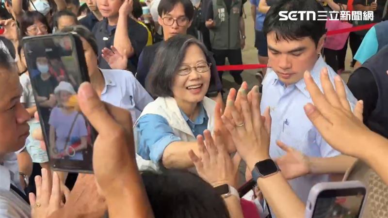 蔡英文替蘇巧慧站台,民眾討簽名「希望小英保佑兒子考上高中」