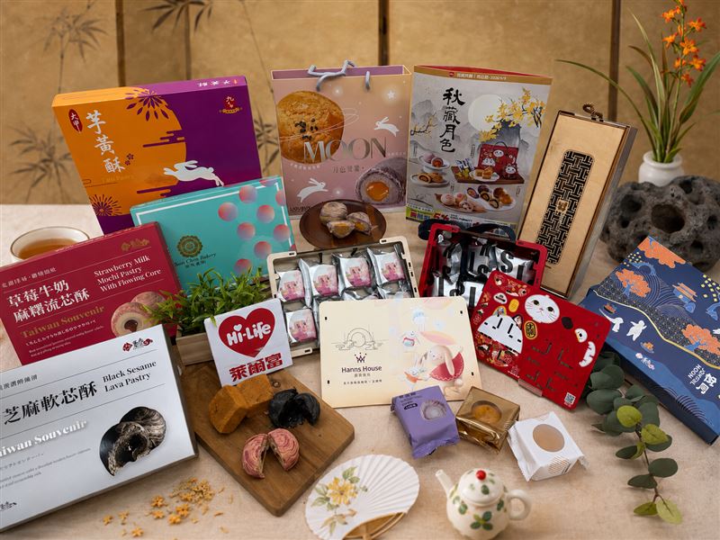 萊爾富「秋藏月色」預購專刊,月餅、烤肉食材一次買齊。(圖/品牌業者提供)