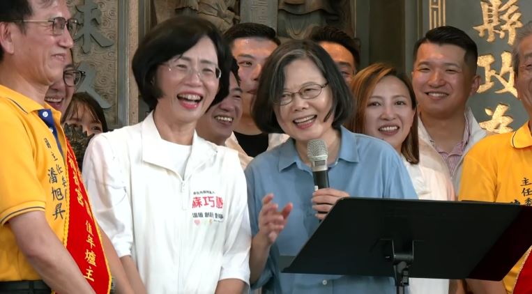 民進黨新北市長參選人蘇巧慧與前總統蔡英文赴板橋深丘福德宮參香(圖/翻攝畫面)