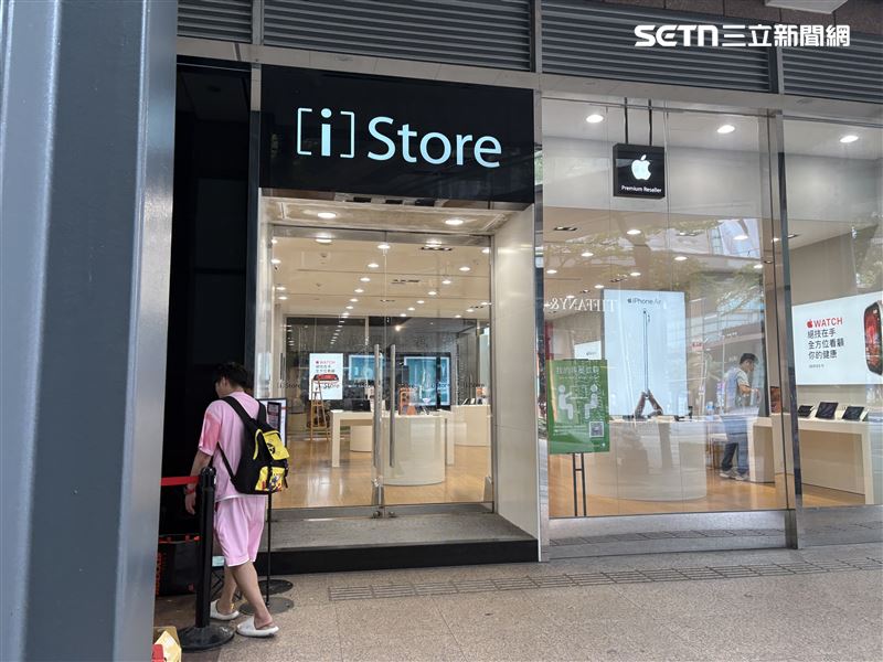 科技媒體《AppleInsider》引述消息來源指出,蘋果今年恐打破慣例,不在發表會後週五開放預購,原因在於9月11日正好碰上911恐怖攻擊25週年,為避開敏感時間點,預購時程可能順延一天到9月12日週六,甚至改在美國西岸時間當天凌晨啟動。目前蘋果官方尚未鬆口預購與正式開賣的確切日期。(圖/記者王文承攝影)