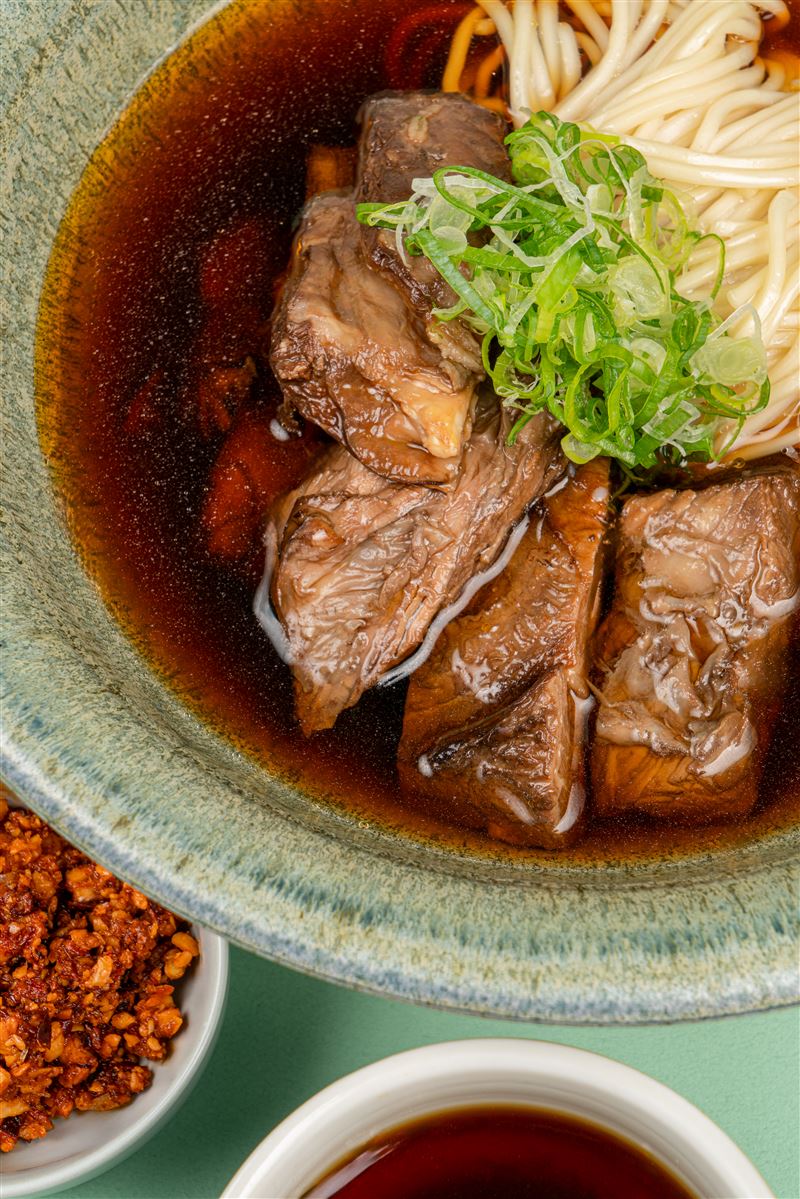 「三部曲鐵觀音牛肉麵」獨創「一碗二杯」三段式吃法。(圖/金色三麥提供)