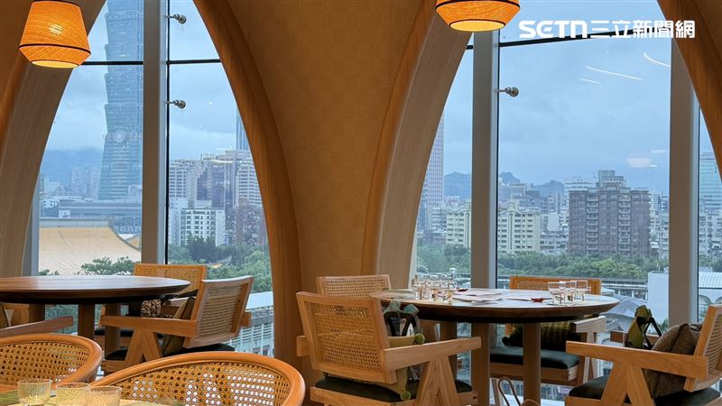 「三麥茶樓」大片落地窗可看台北城市景、台北101。(圖/記者賴俊佑攝影)