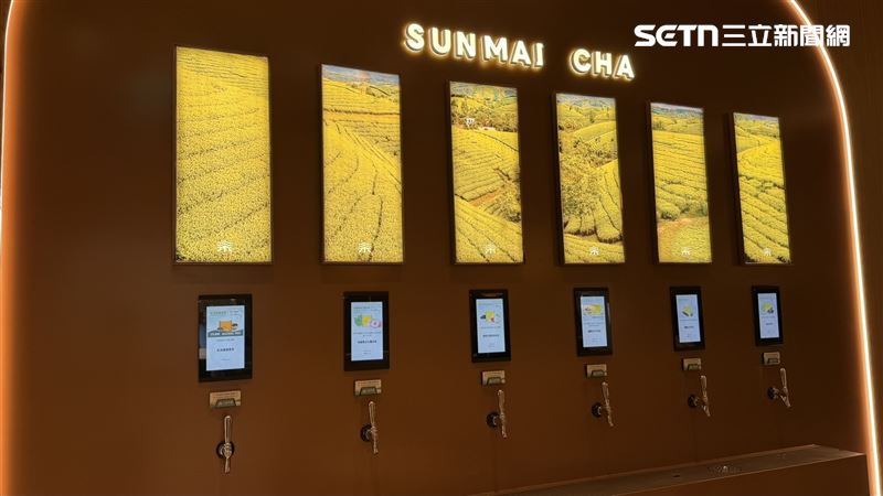 金色三麥系列餐飲首度出現茶酒牆。(圖/記者賴俊佑攝影)