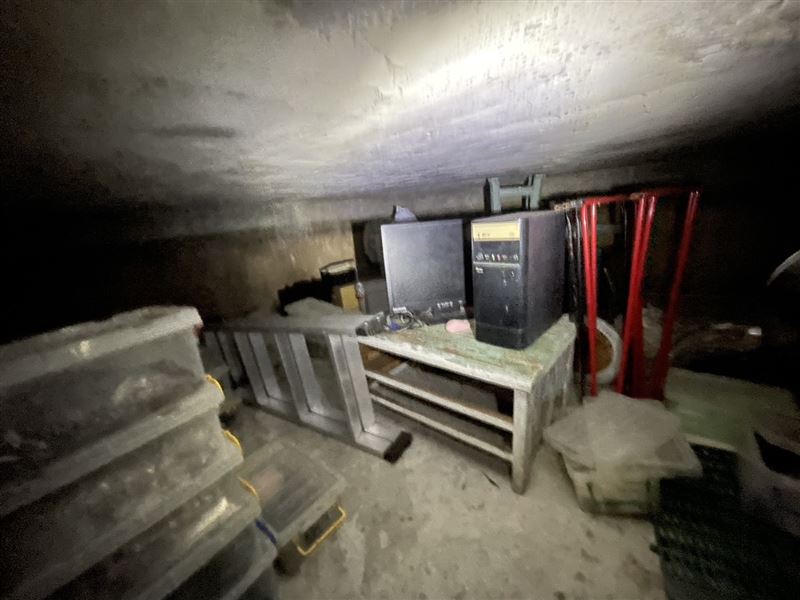 鄭姓主嫌抽乾頂樓蓄水池,將百支仿冒錶跟電腦主機藏在裡面躲避查緝。(圖/翻攝畫面)