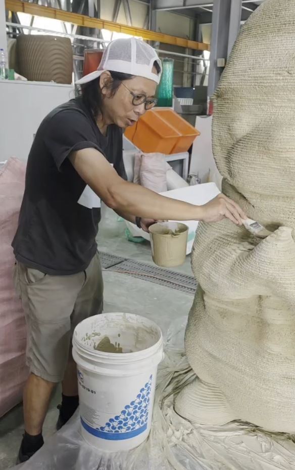 觀眾不只能看到「阿特」,也能從雕塑底座與背景牆,看見材料如何從建築現場進入循環系統,再回到公共空間
