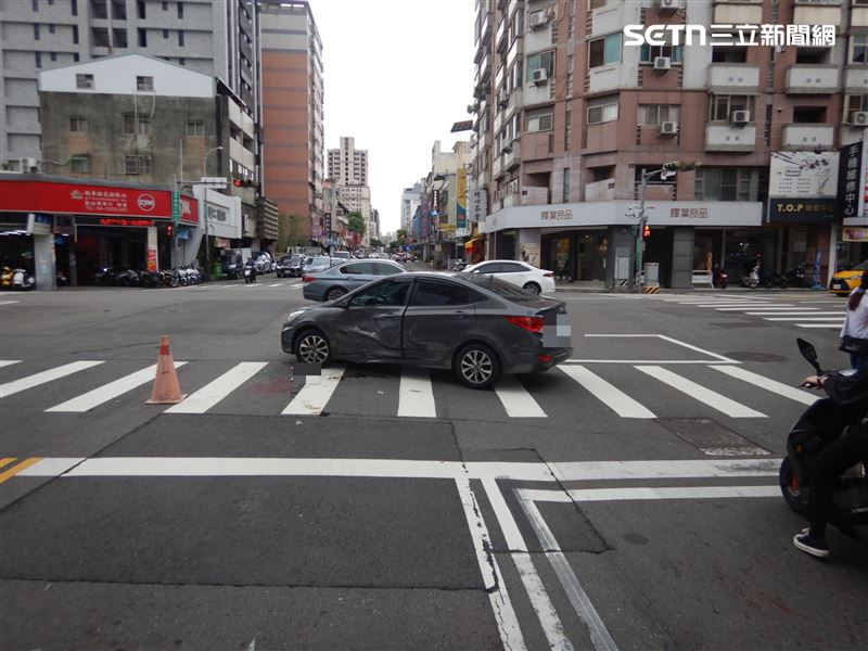 台中市區發生驚悚車禍,轎車路口鬼切迴轉害撞,騎士卡車底重傷昏迷。(圖/翻攝畫面)