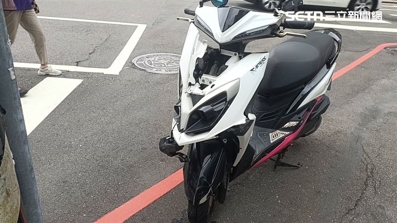 24歲騎士因猛烈撞擊卡在轎車底下,頭部、四肢重創大失血。(圖/翻攝畫面)
