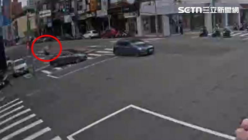 婦人開車從外側車道鬼切迴轉,後方直行騎士閃避不及發生碰撞。(圖/翻攝畫面)