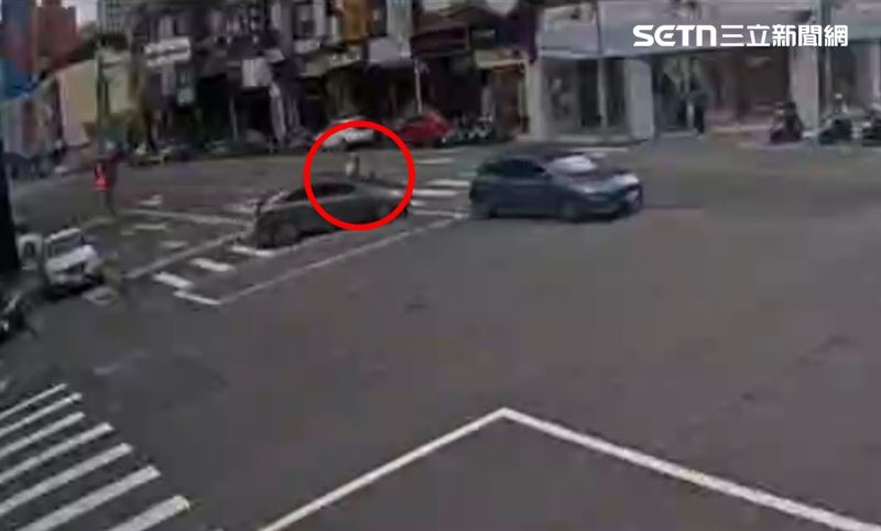 婦人開車從外側車道鬼切迴轉,後方直行騎士閃避不及發生碰撞。(圖/翻攝畫面)
