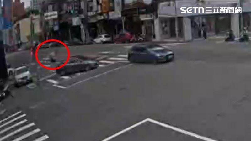 轎車鬼切迴轉害撞！24歲男頭部重創搶救中