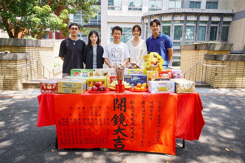 公視台語台《不死鬼大丈夫》挑戰熟齡性慾與兩性親密關係(左起施名帥、姚愛寗、郭子乾、李霈瑜、張睿家)。(圖/公視台語台提供)