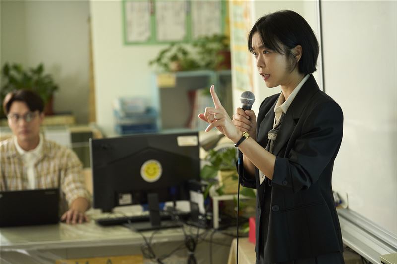 李霈瑜演出控制狂,瘋起來像八爪章魚。(圖/公視台語台提供)