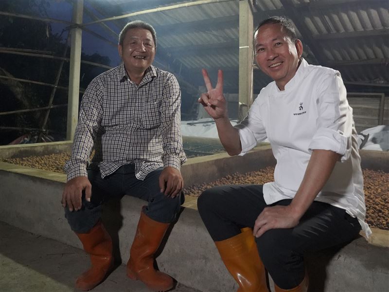 酒釀桂圓麵包選用蘇重雄(左)以百年古法六天五夜不斷柴火燻焙而成的龍眼乾