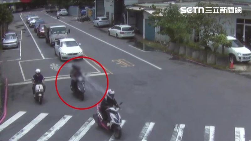 新北黃男騎車載送廖母行經環漢路三段時發生自撞事故。(圖/翻攝畫面)