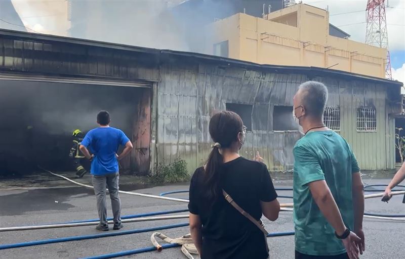 竹山鎮老字號日香食品冬筍餅工廠火警,2千多坪倉庫付之一炬,損失尚無法估計。(圖/翻攝畫面)