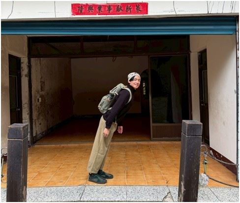 《上山下海過一夜》主持人楊盛饒親自在節目裡體驗「九份二山傾斜屋」的重力傾斜感,感受震災對土地留下的深刻痕跡