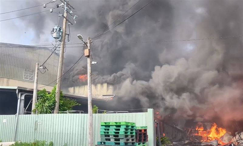 工廠倉庫內堆放大量食品原料及食用油,火勢一發不可收拾。(圖/翻攝畫面)