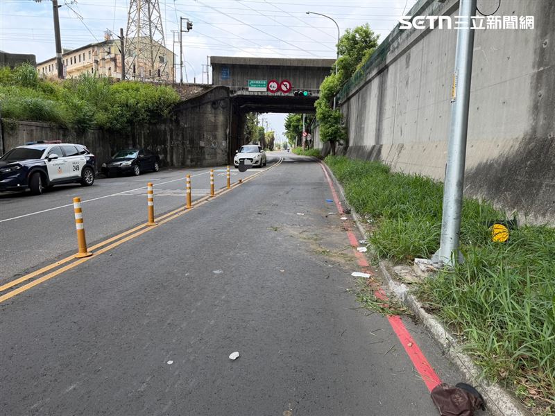 新北黃男騎車載送廖母行經環漢路三段時發生自撞事故。(圖/翻攝畫面)