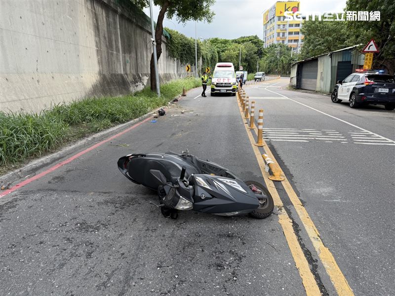 新北黃男騎車載送廖母行經環漢路三段時發生自撞事故。(圖/翻攝畫面)