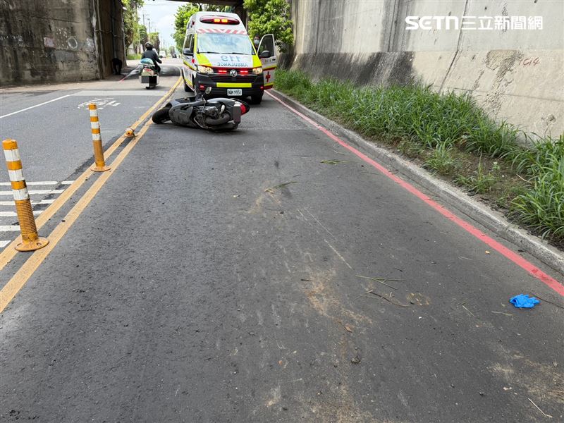 新北黃男騎車載送廖母行經環漢路三段時發生自撞事故。(圖/翻攝畫面)