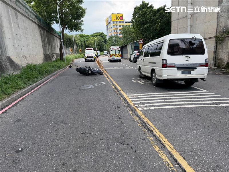 新北黃男騎車載送廖母行經環漢路三段時發生自撞事故。(圖/翻攝畫面)