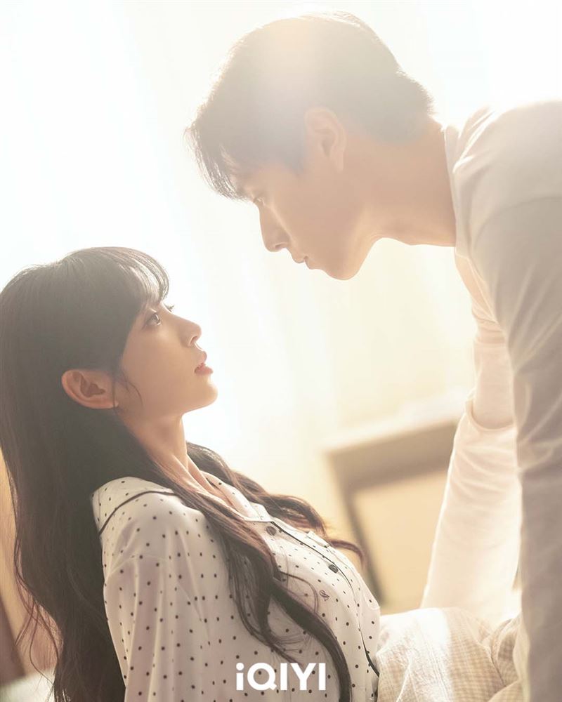 胡一天、田曦薇在《天才，少女》中的純慾床戲，讓不少網友嗑到瘋掉。（圖／愛奇藝提供）