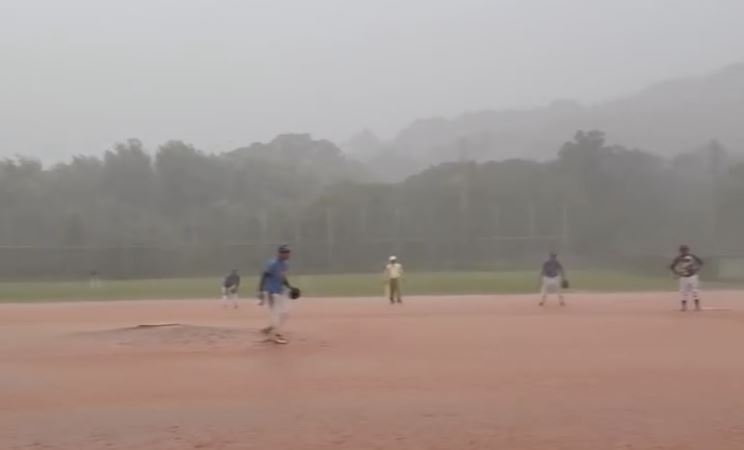 賽事進行期間突遭大雨襲擊，現場嚴重積水、照明設備損壞，大會卻未依規定停賽。（圖／翻攝自Threads @cch922）