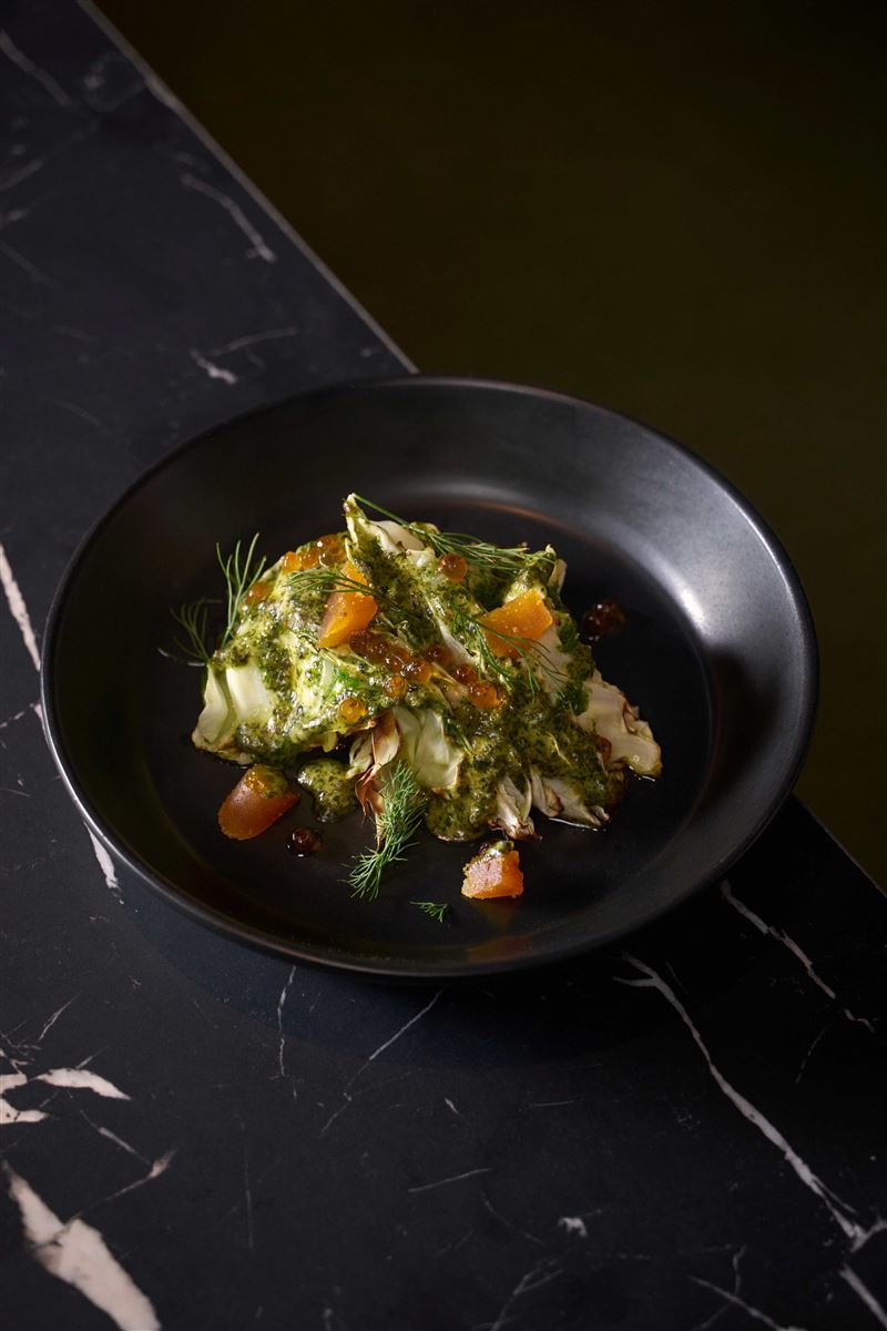 URBAN PARADISE 巨城店限定料理「烏金炙烤高麗菜佐海藻奶油」。(圖/饗賓集團提供)