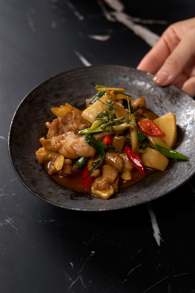 URBAN PARADISE 巨城店限定料理「川麻花椒啤酒燉雞」。(圖/饗賓集團提供)
