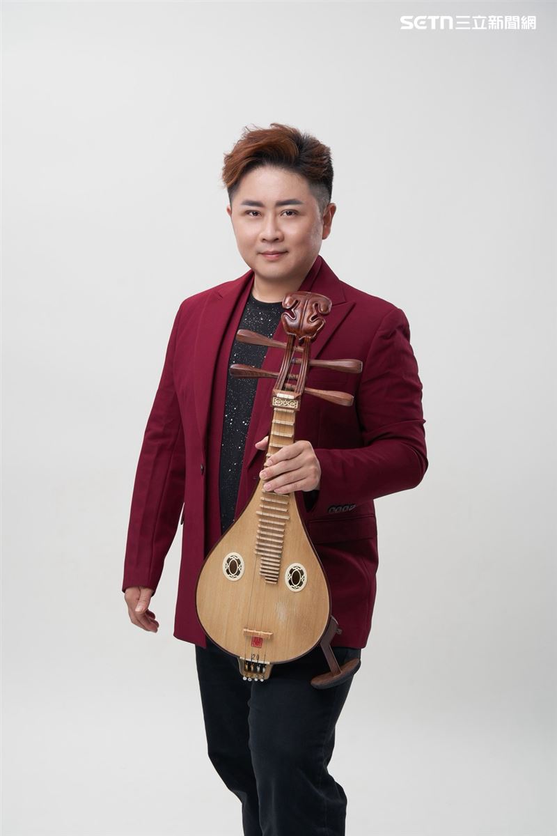 陳昭瑋不只會主持,也是柳琴高手。(圖/陳昭瑋提供)