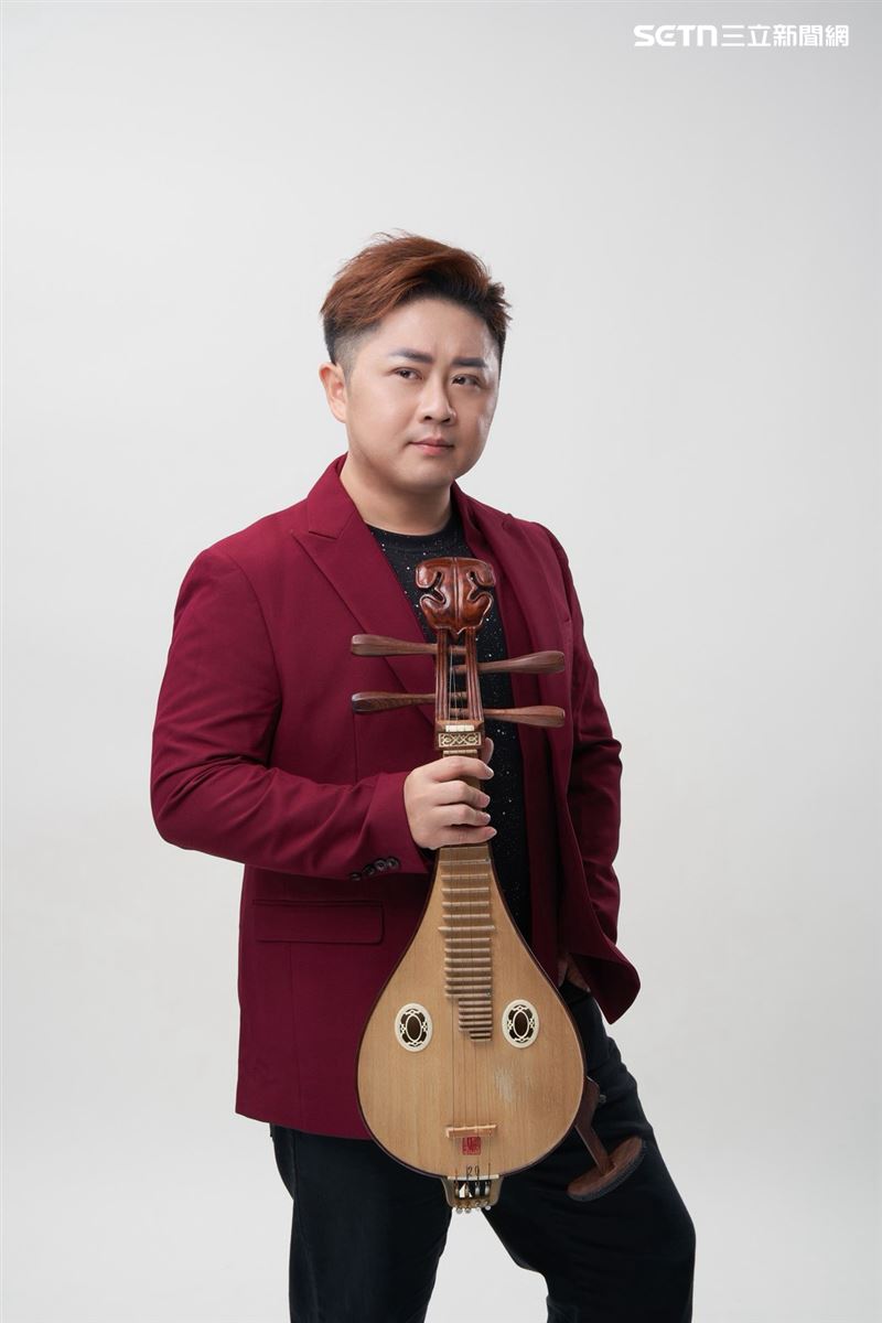 陳昭瑋不只會主持,也是柳琴高手。(圖/陳昭瑋提供)