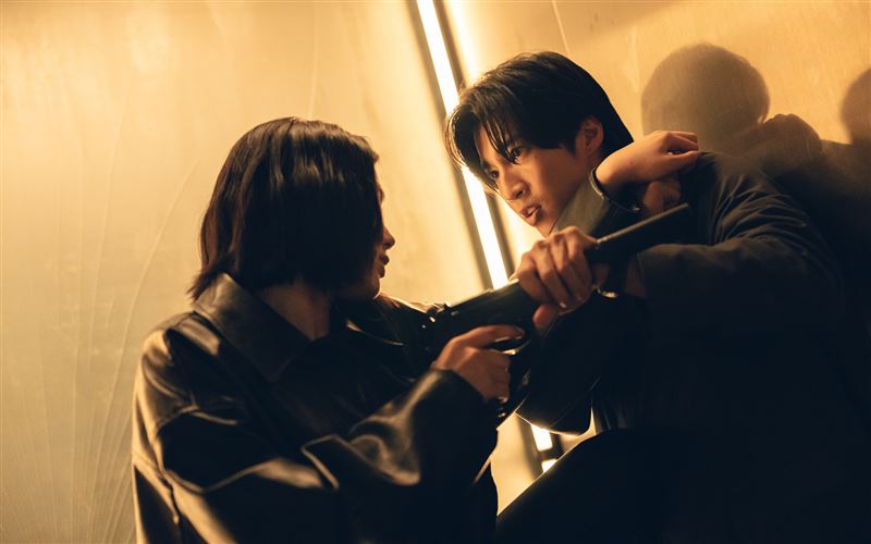 婁峻碩、雷嘉汭上演近身肉搏,高強度動作戲火花四射。(圖/Netflix提供)