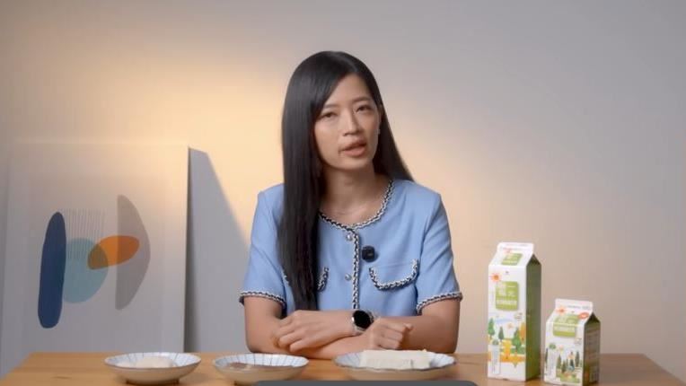 初日診所鄧雯心醫師提醒,人體過了中年後,吸收與利用蛋白質的效率會面臨「斷崖式下滑」,此時重點不在於追求蛋白質的「總量」,而是在於「吃得對」。(圖/翻攝自初日醫學YouTube)