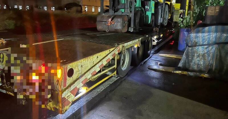 彰化伸港美港公路與嘉二路口19日晚間發生死亡車禍,機車騎士撞緣石倒地遭輾身亡。(圖/翻攝畫面)
