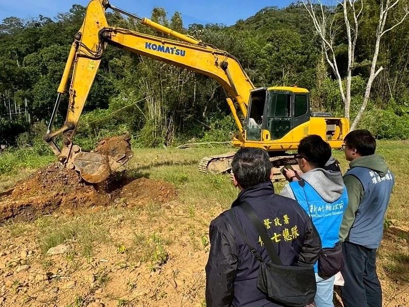 檢警環開挖相關案場,共查獲非法棄置廢棄物堆置體積逾1萬立方公尺,估算環境復原費高達1億。(圖/翻攝畫面)