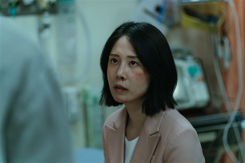 蔡亘晏被家暴後鼻青臉腫、頂著滿臉傷痕逃出。(圖/瀚草影視提供)