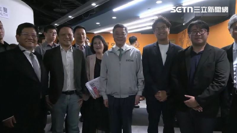 沈伯洋合體卓榮泰視察科技新創基地