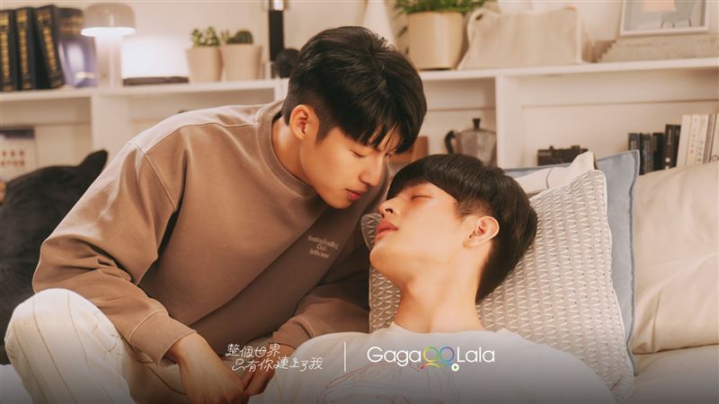 《整個世界,只有你連上了我》由邱以太(右)、劉育仁(左)主演,通靈少年與警察因一條前所未見的「銀線」產生命中注定的連結。(圖/GagaOOLala提供)