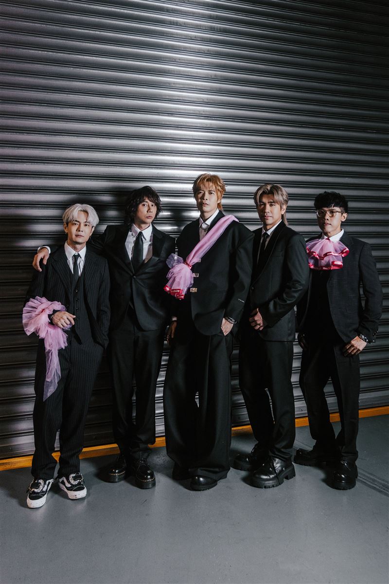 「八三夭」阿電(左起)、霸天、阿璞、小橘、劉逼響應公益活動。(圖/不搖就滾提供)