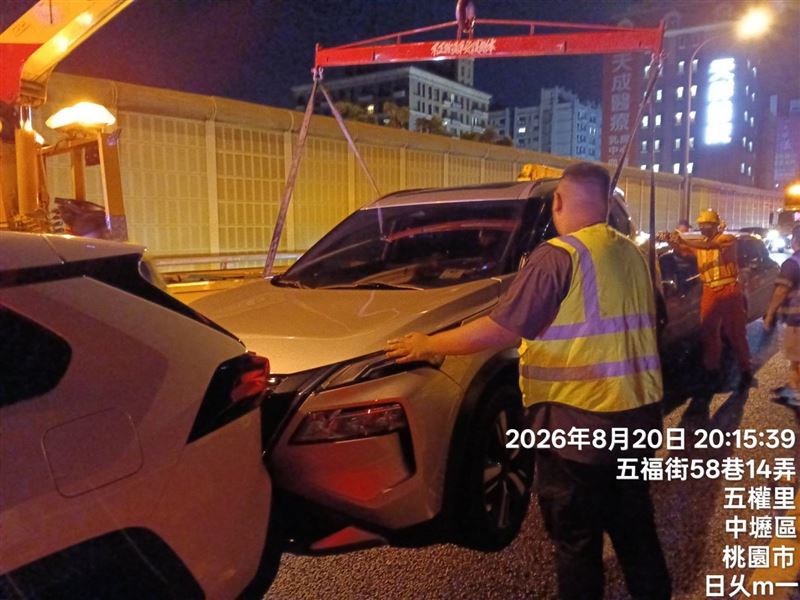 五楊高架發生10車連環撞事故。(圖/翻攝畫面)