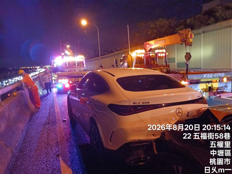五楊高架上內側車道的10輛車因不明原因發生追撞。(圖/翻攝畫面)